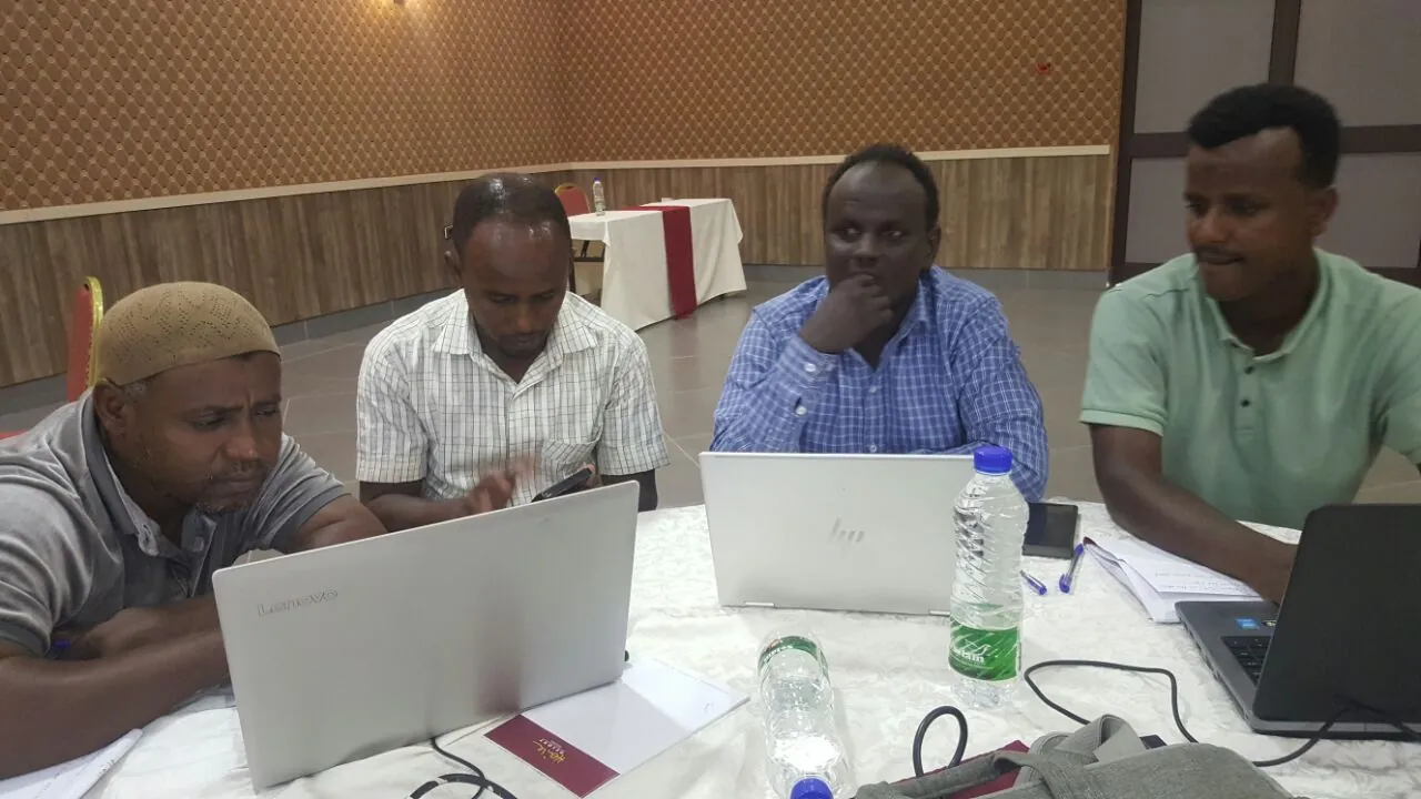 የEvergraft ቡድን አባላት ተሳታፊዎች ላፕቶፕ ይዘው በሚሠሩበት ተግባራዊ ስልጠና ላይ ሲያመቻቹ
